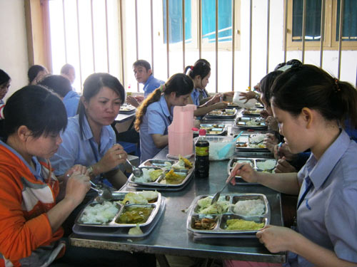 Chật vật bữa cơm công nhân: Xoay xở trong thiếu thốn