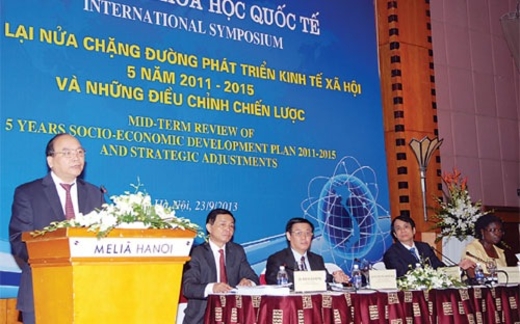 Nỗi lo tăng trưởng thấp và ẩn chứa rủi ro