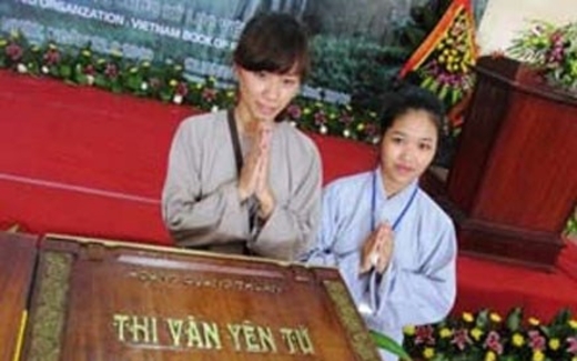 Tranh cãi chuyện công nhận kỷ lục thế giới: Đại học Kỷ lục thế giới kiện các blogger Việt Nam!