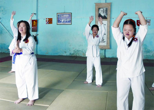 Người “Down” bị hành CMND