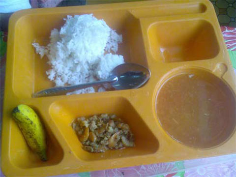 Suất ăn công nghiệp nghèo nàn của học sinh bán trú