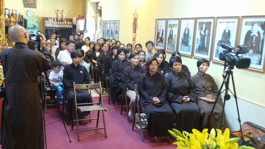 Thượng tọa Thích Nhật Từ giao lưu Phật Pháp với quý Phật tử và bà con yêu kính đạo Phật tại chùa Nhân Hòa.