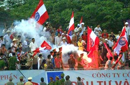 Bóng đá Việt Nam: Tấm gương hay diện mạo... méo mó?