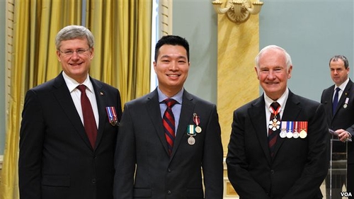 Thanh niên gốc Việt nhận Huy chương Kim khánh bội tinh Kim Cương của Nữ hoàng Anh