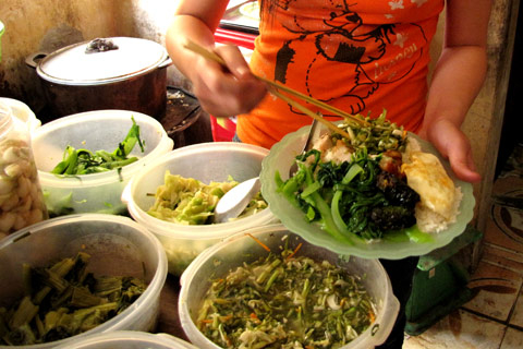 Giá cả tăng cao, quán ăn bình dân tìm kế giữ khách