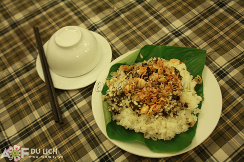 Đi ăn món xôi trứng kiến tại Hà Nội