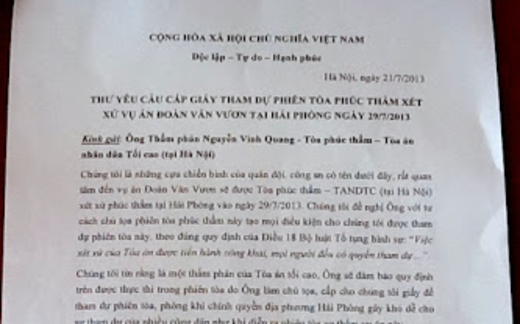 Trước phiên tòa phúc thẩm Đoàn văn Vươn và người thân.