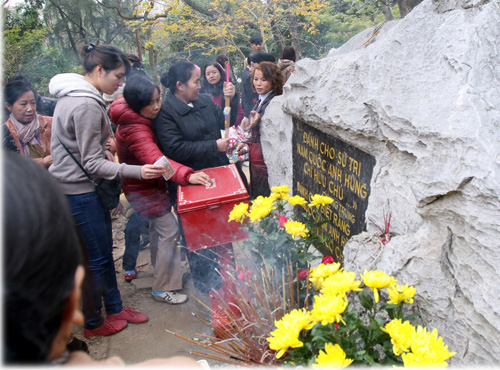 Cảnh báo biến tướng lễ hội: Suồng sã với thần linh