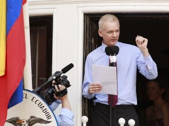 Từ sứ quán Ecuador, Julian Assange thách thức nước Anh