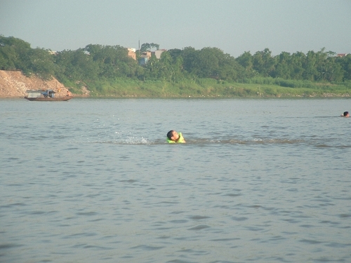 Người Hà Nội tắm sông... xả nhiệt