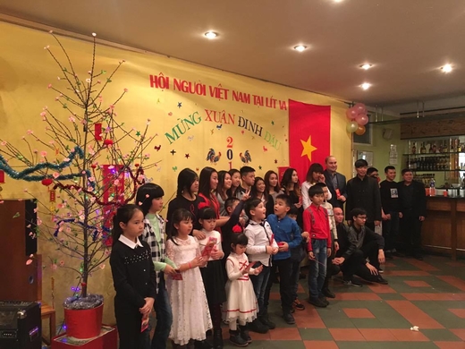 Đoàn công tác của Đại sứ quán làm việc với Chính quyền Cộng hòa Lít-va và cùng với cộng đồng người Việt tại Lít-va tổ chức Tết Nguyên đán Đinh Dậu 2017