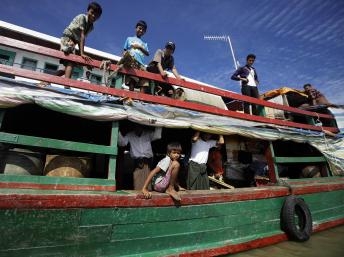 Hải quân Thái đẩy ngược ra biển 200 thuyền nhân Rohingya từ Miến Điện