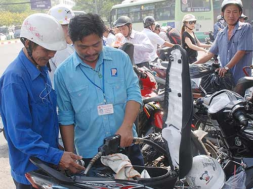 Nghịch lý giá xăng