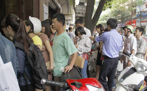 Rồng rắn xếp hàng mua bánh trung thu truyền thống