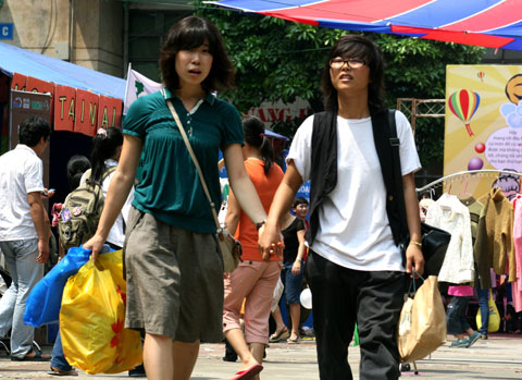 Háo hức đi đổi đồ cũ tại Hà Nội