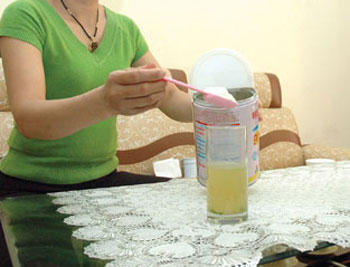 Nước luộc rau pha sữa hại thận trẻ