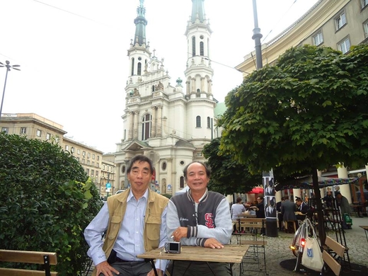 Tháng Tư lại về ...