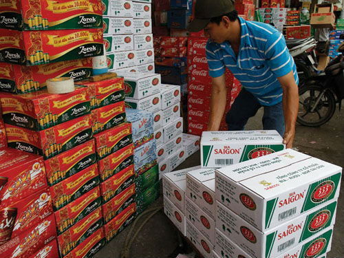 Người Việt gánh nợ công cao, uống bia khỏe