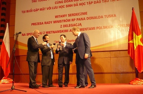 THỦ TƯỚNG  BA LAN DONALD TUSK GẶP GỠ VỚI CỰU SINH VIÊN, NGHIÊN CỨU SINH VÀ NHỮNG NGƯỜI VIỆT NAM ĐÃ TỪNG SỐNG VÀ LÀM VIỆC TẠI BA LAN