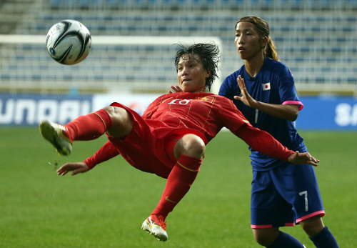 Tuyển nữ Việt Nam được thưởng dù bại trận