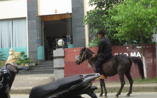 Lệ 'vợ chờ chồng, ngựa chờ chủ' ở vùng cao