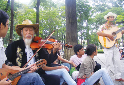 Lão nghệ sĩ du ca đường phố