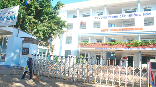 Bán trường vì nợ nần