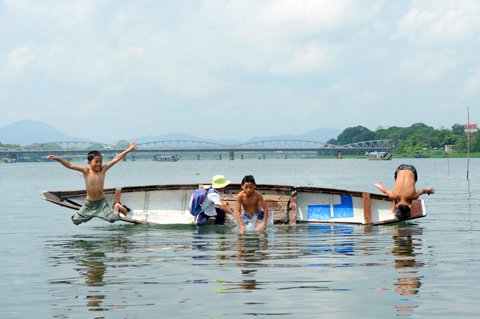 Cuộc sống làng nổi trên sông Hương