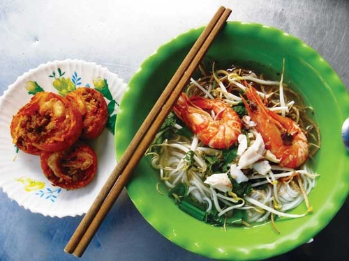 Bún nước lèo bánh cống