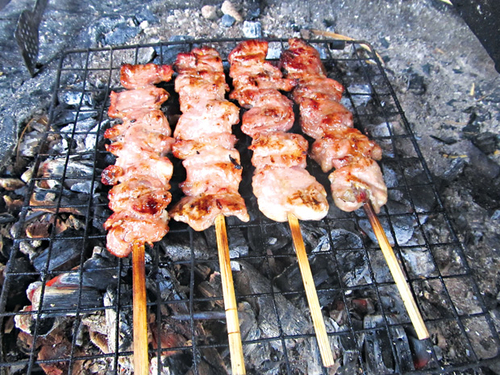 Lợn đồi Tam Đảo nướng xiên