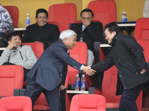 Các ông bầu đụng nhau