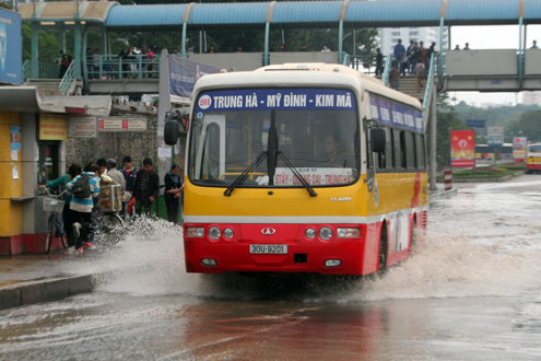 Đường phố Hà Nội ngập vì... nước sạch