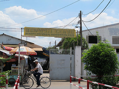 TRANH CHẤP TÀI SẢN 1.000 TỈ: Sacombank làm đúng hay sai?