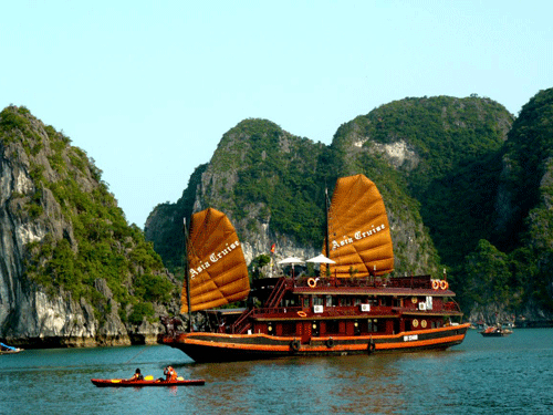 Phản đối kịch liệt vụ sơn trắng tàu du lịch Hạ Long