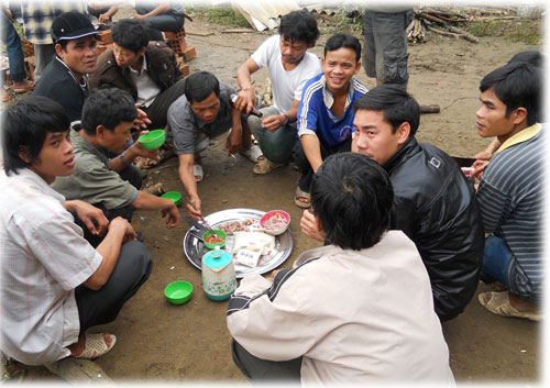 Tập tục lạ ở vùng cao: Đàn ông ở nhà, đàn bà lên rẫy