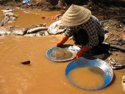 Môi trường bị đầu độc vì loạn khai thác khoáng sản