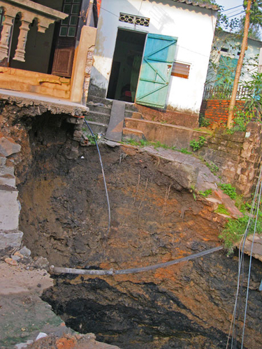 "Than tặc" hoành hành ở Quảng Ninh: Tính mạng người dân “treo” trên hố tử thần