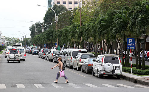 Thu phí tự động ô tô vào trung tâm TP.HCM: Sai quy trình, chưa hợp luật