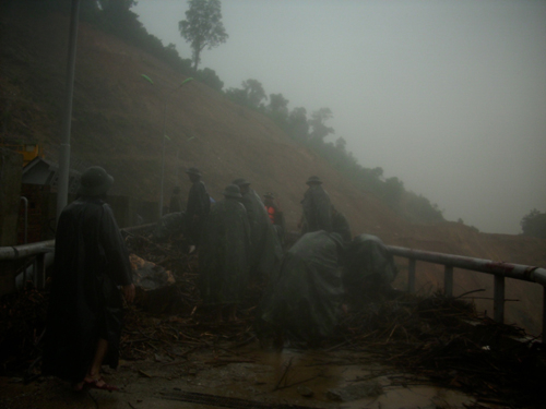 Lũ cuốn hoành hành miền Trung, 19 người chết