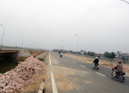 'Sụt hành lang cầu trên đại lộ Thăng Long là do xe tải'