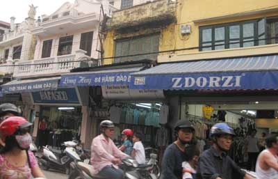 Sơn mặt tiền nhà ở 75 tuyến phố cổ Hà Nội: Làm đẹp hay phá hỏng kiến trúc?