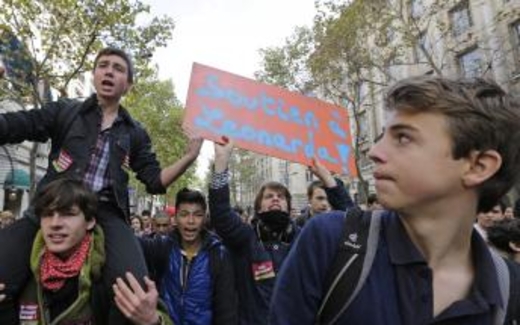 Pháp: Hàng ngàn học sinh biểu tình phản đối trục xuất một bạn học Kosovo