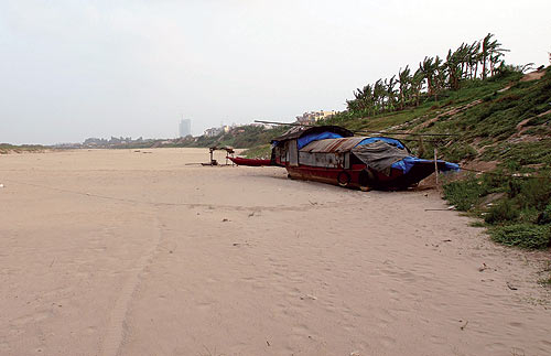 Sông Hồng đổi màu