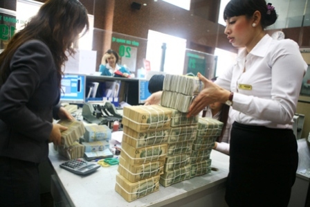 Điều chỉnh lãi suất, ngân hàng mất doanh thu lớn