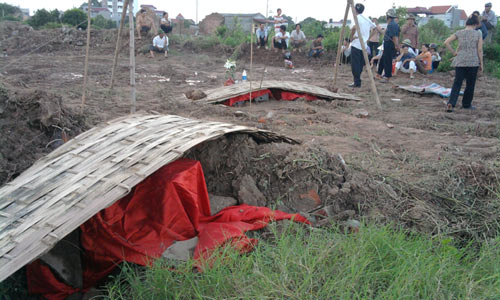 Vụ lấp mộ: Chính quyền có "vẽ đường cho hươu chạy"?