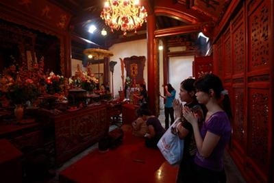 Hàng ngàn sĩ tử đổ về Văn Miếu cầu may