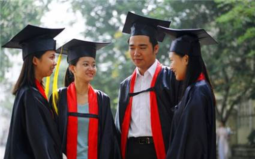 Tiến sĩ, hưu trí, osin: Ai lương cao hơn?