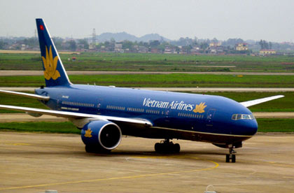 Tiếp viên Vietnam Airlines bị nghi lấy tiền của khách