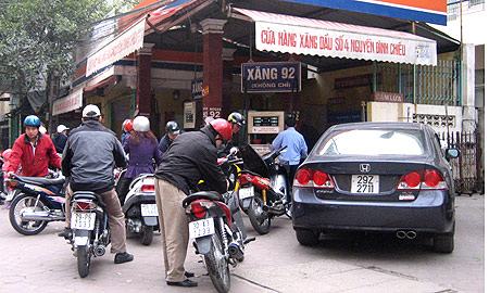 DN xăng dầu: Thấy khó 'chạy làng'