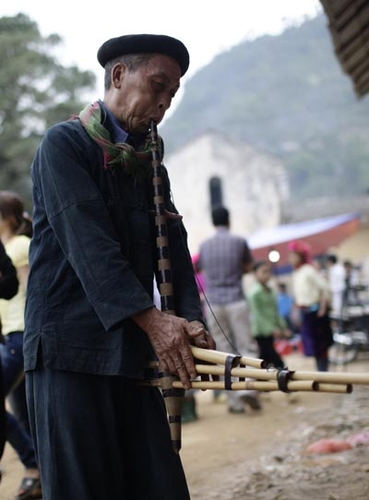 Chợ tình bớt duyên